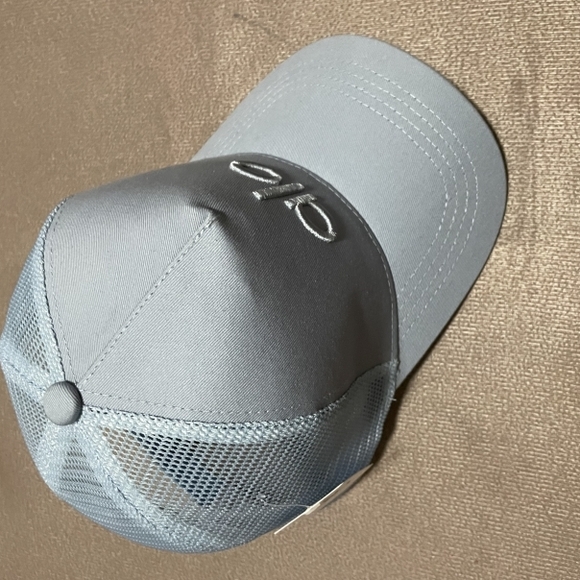 ALO Yoga Gray Cap - Picture 2 of 5